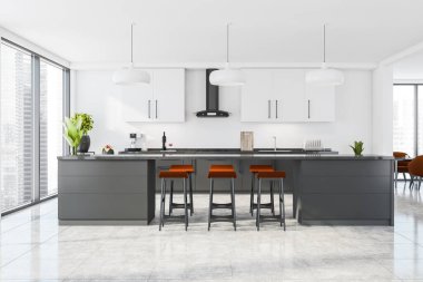 Panoramik beyaz ve gri mutfak içi. Tablonun kenarından turuncu bar tabureleriyle bak. Ön hazırlık stüdyosu. Döşeme döşemesi. 3d oluşturma