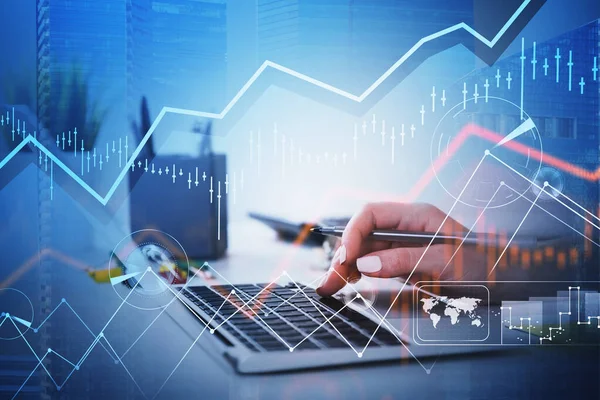Businesswoman Mani Stock Trader Analizzando Grafico Azionario Utilizzando Laptop Acquistare — Foto Stock