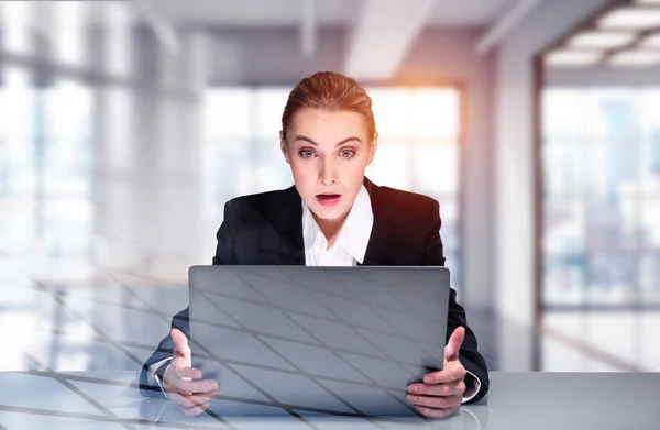 Porträtt Förbluffad Affärskvinna Formella Kläder Sitter Vid Skrivbordet Framför Laptop — Stockfoto