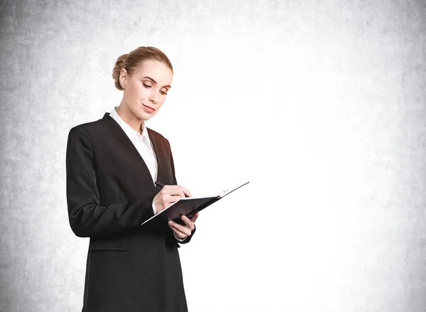 Jeune Femme Affaires Séduisante Costume Tenant Cahier Réfléchissant Façon Optimiser — Photo