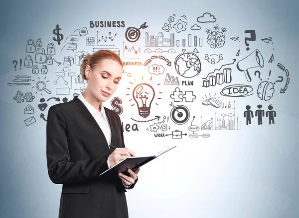 Zakenvrouw Pak Controleert Haar Aantekeningen Business Strategie Plan Getekend Lichtblauwe — Stockfoto