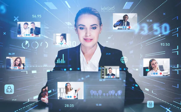 Empresária Atraente Usando Laptop Para Fazer Parte Videoconferência Colegas Negócios — Fotografia de Stock
