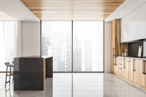 Panorama Seitenansicht Der Schwarz Weißen Küche Mit Holzschränken Und Decke — Stockfoto