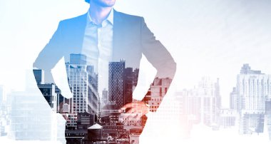 Kendine güvenen işadamı el ele tutuşuyor ve iş çözümleri arıyor. New York panoramik şehir manzarası gün batımında. İş geliştirme konsepti. Çift pozlama