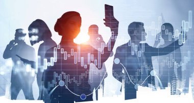 İş kadını internette akıllı telefon kullanarak borsadaki alıntıları kontrol ediyor. Birlikte çalışan tüccarlar, toplantılar. New York arka planda. Çifte maruziyet. Forex çizelgeleri.