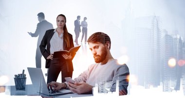 Kendine güveni tam bir iş kadını, açık bir defterle duruyor, elleri belinde. İş ortaklarının siluetleri, sakallı yakışıklılar dizüstü bilgisayar ve akıllı telefon kullanırlar, çift pozlama, New York gökdelenleri.