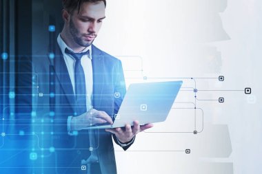 İşadamı programcısı bir siber güvenliği bilgisayar korsanlarından korumak ve müşterilerinin gizli verilerini kurtarmak için bir kod yazıyor. İkili devre bağlantılarının hologramı. Singapur çift pozlama.