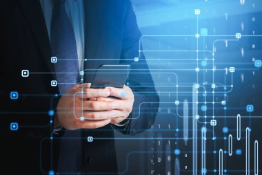 Takım elbiseli iş adamı akıllı telefonda bir siber güvenliği bilgisayar korsanlarından korumak ve müşterileri gizli verilerden korumak için kod yazıyor. İkili devre bağlantılarının hologramı.