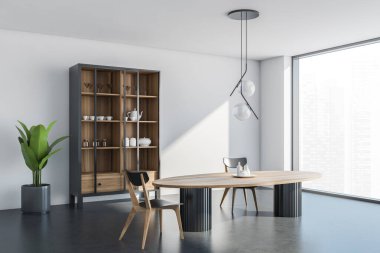 Panoramik iç mekanın masa, iki sandalye, çanak çömlek ve cam kapaklı dolap, orijinal ışıklandırmalı beyaz duvarlar ve tavan, kapalı bina bitkisi ve beton zemin. 3d oluşturma