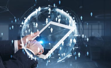 Tablet cihazını tutan işadamlarını kapatın ve uluslararası projeler için yüksek nitelikli çalışanları işe almak için bir araştırma yapın. İK ve yeni adaylar kavramı. Arkaplanda panoramik ofis