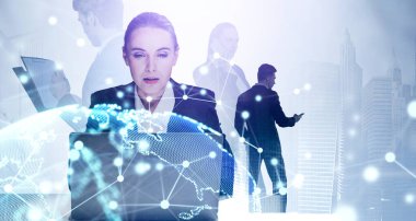 İş kadını internette dizüstü bilgisayar kullanıyor. İş adamlarının siluetleri proje üzerinde çalışıyor, şirket hayatı. Arka planda New York gökdelenleri. Çifte maruziyet. Bağlantıları olan hologram küresi