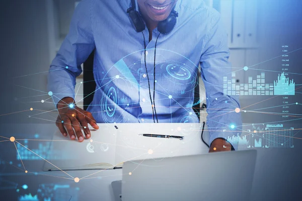 Positivo Sonriente Hombre Negocios Afroamericano Camisa Casual Trabajando Ordenador Portátil — Foto de Stock