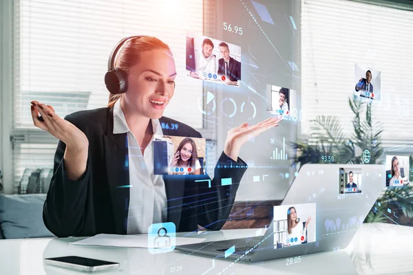 Attraktive Geschäftsfrau Formellen Anzug Sitzt Vor Dem Laptop Mit Kopfhörer — Stockfoto