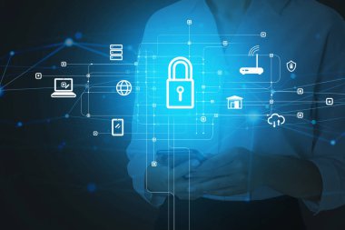 Akıllı telefonlu bir iş kadını, mavi ön planda hologram parlayan bilgi güvenlik simgeleri. Siber güvenlik ve veri depolama kavramı. Asma kilit ve iş simgeleri.