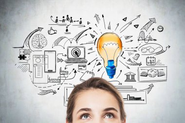 İş kadını portresinin yarısı renkli ampullere ve beton duvarlardaki iş çizimlerine bakıyor. Fikir kavramı, başlangıç ve başarı