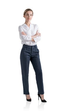 Uzun kollu çekici iş kadını beyaz gömlekli, kendine güvenen, beyaz arka planda soyutlanmış bir şekilde poz veriyor. Kişisel büyüme, yönetim ve başarı kavramı.