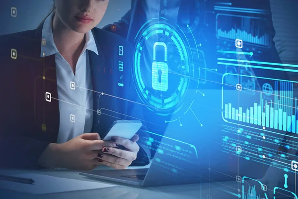 拥有智能手机的女商人 蓝色全息图闪烁着数字信息安全接口 网络安全和数据存储的概念 挂锁和业务符号 — 图库照片