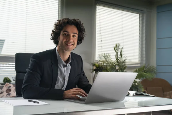 Lächelnder Gut Aussehender Hispanischer Geschäftsmann Anzug Der Laptop Büroarbeitsplatz Arbeitet — Stockfoto