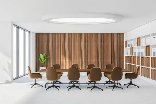 现代化的全景会议室 有圆形的吊灯和白色的内部 增加空间的一流的办公室与明亮的棕色和木制的部分的墙壁 桌子和椅子 3D渲染 — 图库照片