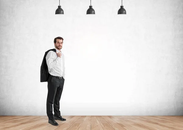 Hombre Negocios Barba Guapo Confianza Sosteniendo Chaqueta Hombro Reflexionar Sobre — Foto de Stock