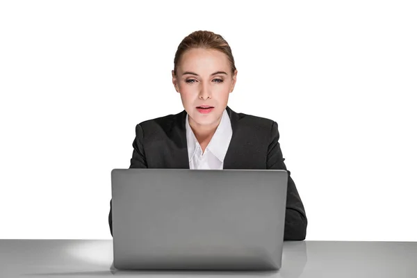 Retrato Atraente Jovem Empresária Roupas Formais Isolado Fundo Branco Sentado — Fotografia de Stock