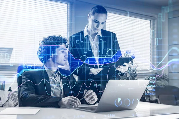 正式なスーツのビジネスマンやビジネスマンは 黒のフォルダを熱心に見て協力しています 机の上のノートパソコン オフィスのバックグラウンドホログラムライン財務チャート チームワークの概念 — ストック写真