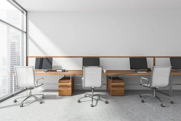 Bureaux Moniteurs Chaises Roulantes Debout Rangée Mur Blanc Dans Bureau — Photo