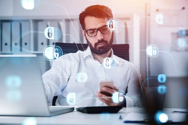 Beard Affärsman Surfar Internet Smartphone Arbetsplatsen Laptop Skrivbordet Blå Glödande — Stockfoto