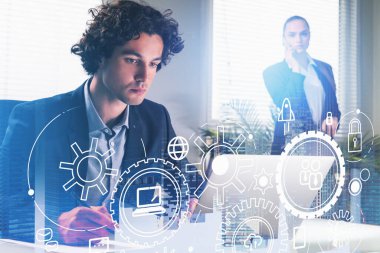 Düşünceli iş adamı, ofis işyerindeki dizüstü bilgisayarla işe başlamak için yeni fikirler arıyor. İş simgelerinin beyaz dijital hologramı. Yaratıcılık ve beyin fırtınası kavramı