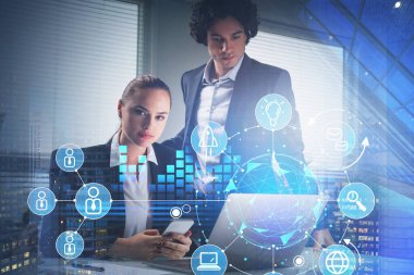 Şirket işleri için potansiyel adayları araştırmak için birlikte çalışan iş adamları. Sosyal medya bağlantıları havada, gezegende uçuşan ve yeni memurlar tutan ikonlar. Çift pozlama