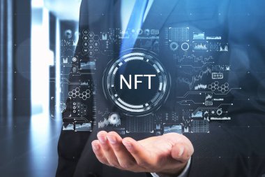 İşadamı eli, avuç içi yukarıda, ödenmeyen hologramı tutuyor, ağ devreleri ile çalışıyor. Kripto para birimi sanat ve teknoloji kavramı