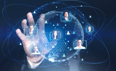 İş adamı, bir adayın dijital portresini seçiyor ve onu şirket ekibine alıyor. Dijital dünyada seçim kavramı, uzaktan iletişim, hologram arayüzü