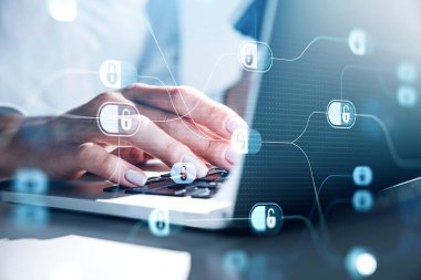 Business Woman dizüstü bilgisayar klavyesini tutuyor, kapatıyorlar, mavi parlayan bilgi koruma simgeleri asma kilit simgeleri. Siber güvenlik ve veri depolama kavramı