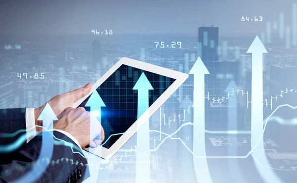 株式市場の変化 二重露光 ホログラム矢印や棒グラフを分析する手のタブレットデバイスに合わせてビジネスマン ニューヨークの街並み — ストック写真