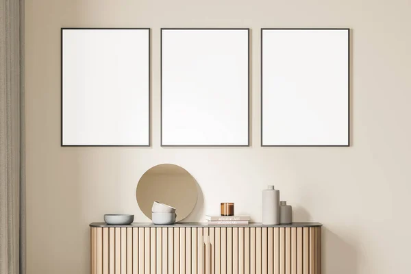 Wohnzimmereinrichtung Mit Drei Leeren Weißen Postern Schwarzem Rahmen Beiger Wand — Stockfoto