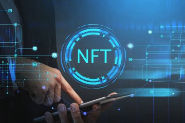 Resmi takım elbiseli işadamlarının yan görüntüsü, tablet, ödenemeyen hologram, ağ devresi ve küreyle birlikte İnternet 'i tarayın. Kripto para birimi sanat ve teknoloji kavramı