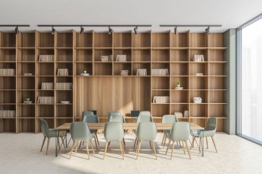 Bir konferans odasının panoramik bej ve yeşilimsi iç kısımlarında çalışma masası olan duvardan duvara & tavana raflar. Beton zemin. Modern tasarım konsepti. 3d oluşturma