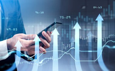 Takım elbiseli bir işadamı elinde akıllı telefonla borsa değişikliklerini, çift pozlamayı, hologram oklarını ve bar çizelgelerini analiz ediyor. Mali veri kavramı