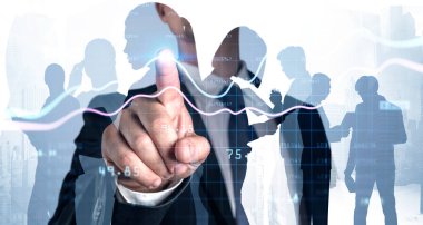 Bir grup iş adamı birlikte çalışarak gelecekteki olası işbirliğini tartışıyor ve analiz ediyorlar. Arka planda şehir merkezindeki gökdelen. İşadamı parmağıyla grafiğe dokunuyor. Ağ kavramı