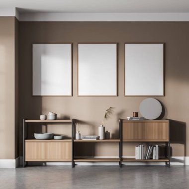 Bekleme odasının iç tarafındaki açık kahverengi duvarda beton döşemeli üç tane afiş var. Modern ev tasarımı kavramı. 3d oluşturma