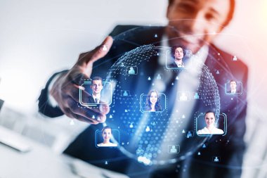 Afrikalı Amerikalı işadamı uluslararası proje için adam toplama süreci kavramı olarak el sıkışmak için elini uzatıyor. Dünya çapında sosyal medya insanları simgeleri ve hologramları