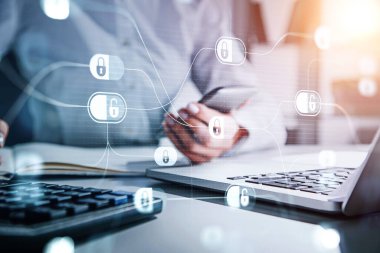 Kadın eli dokunmatik ekranlı akıllı telefon kullanıyor, mavi parlayan bilgi koruması asma kilit simgeleri. Siber güvenlik ve veri depolama kavramı. Dizüstü bilgisayarlı masa