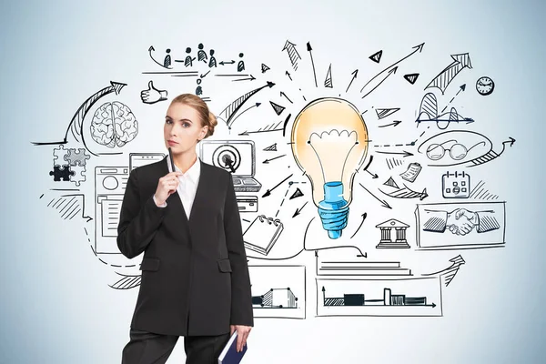 보이는 사무직 여성은 해결책을 생각하고 파란색 벽에는 전구와 비즈니스 순서도 — 스톡 사진