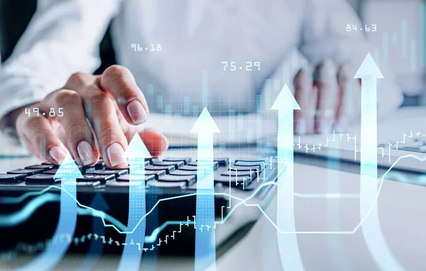 Businesswoman Stock Trader Analizzando Grafico Azionario Utilizzando Calcolatrice Acquistare Vendere — Foto Stock