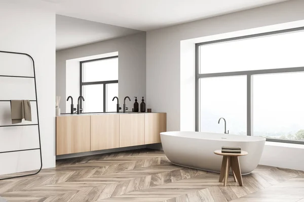 Bagno Interno Con Vasca Bianca Tavolino Con Asciugamani Doppio Lavabo — Foto Stock