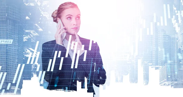 Affärskvinna Formell Kostym Börshandlare Analysera Aktiediagram Prognos Tar Deltagande Telefonkonferens — Stockfoto