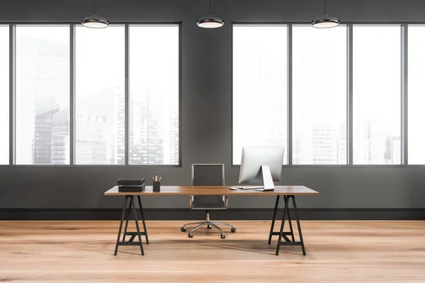 写字楼室内 全景窗 城市摩天大楼景观 扶手椅 灰色墙壁 桌子和橡木地板 完美的工作环境 3D渲染 — 图库照片