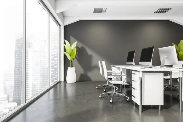 室内有四个人书桌 滚动椅子 天花板 灰色墙壁和混凝土地板 现代办公室设计的概念 3D渲染 — 图库照片