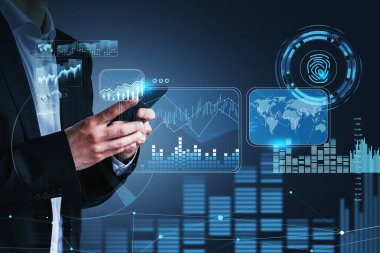 İşadamı elinde akıllı telefon, mavi hologram parlayan dijital bilgi güvenlik arayüzü. Siber güvenlik ve veri depolama kavramı. Parmak izi ve iş çizelgeleri.