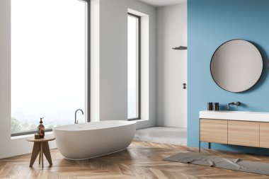 Küvet, dışkı, yuvarlak ayna, gösteriş, bej halı, duş alanı, mavi duvar bölmesi ve ahşap döşemeli panoramik beyaz banyonun köşesi. Modern ev tasarımı kavramı. 3d oluşturma